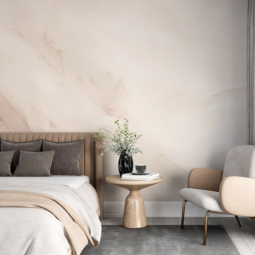 Une chambre élégante avec un papier peint aux nuances douces de beige et rose, créant une atmosphère apaisante et contemporaine.