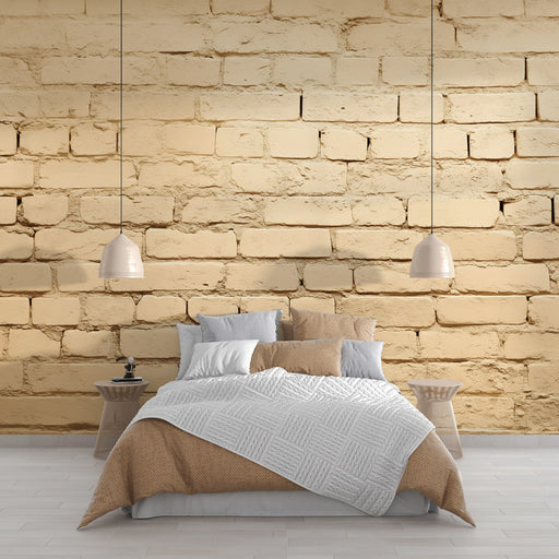 Une chambre moderne avec un papier peint imitant des briques jaunes, créant une ambiance chaleureuse et accueillante.