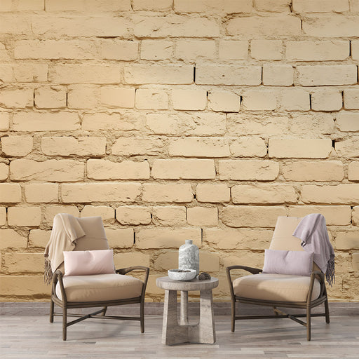 Une pièce moderne avec un papier peint imitant des briques jaunes, créant une ambiance chaleureuse et accueillante.