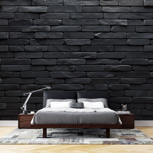 Une chambre moderne avec un papier peint imitant des briques noires, créant une atmosphère élégante et contemporaine.