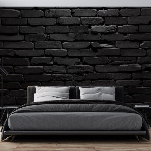 Une chambre moderne avec un papier peint imitant des briques noires texturées, créant une ambiance à la fois industrielle et élégante.