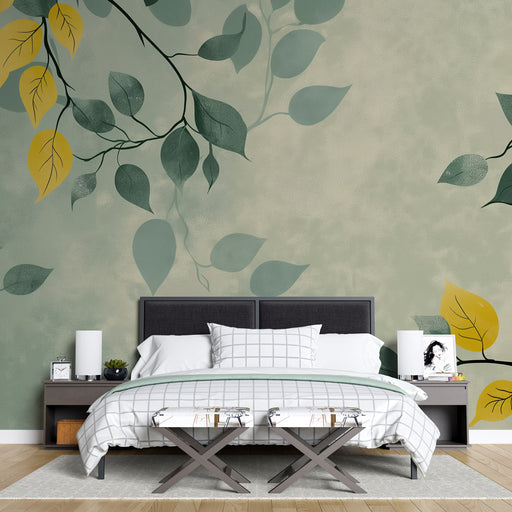 Une chambre apaisante avec un papier peint aux motifs de feuilles vertes et jaunes sur fond doux, créant une atmosphère naturelle et sereine.