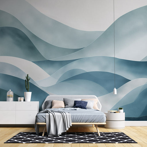Une chambre moderne avec un papier peint aux vagues fluides dans des teintes de bleu et de blanc, créant une atmosphère apaisante et sereine.