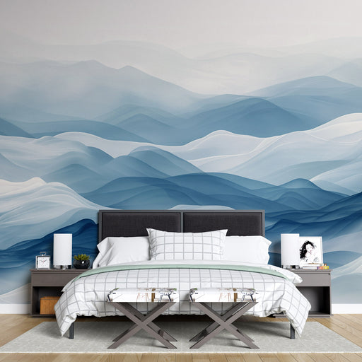 Une chambre apaisante avec un papier peint aux dégradés de bleu évoquant des vagues douces, créant une atmosphère sereine et relaxante.