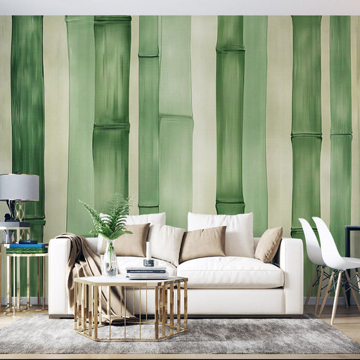 Un salon moderne avec un papier peint représentant des tiges de bambou vertes sur fond clair, créant une atmosphère apaisante et naturelle.