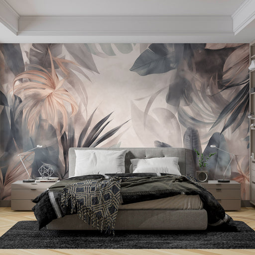Une chambre moderne avec un papier peint tropical aux motifs de feuilles délicates dans des teintes douces, créant une atmosphère apaisante et élégante.