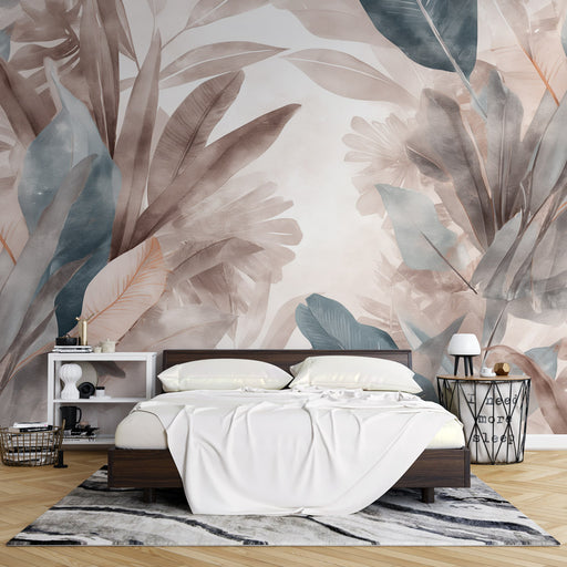 Une chambre moderne avec un papier peint tropical aux teintes douces de rose et bleu, représentant des feuilles exotiques qui créent une atmosphère apaisante et naturelle.