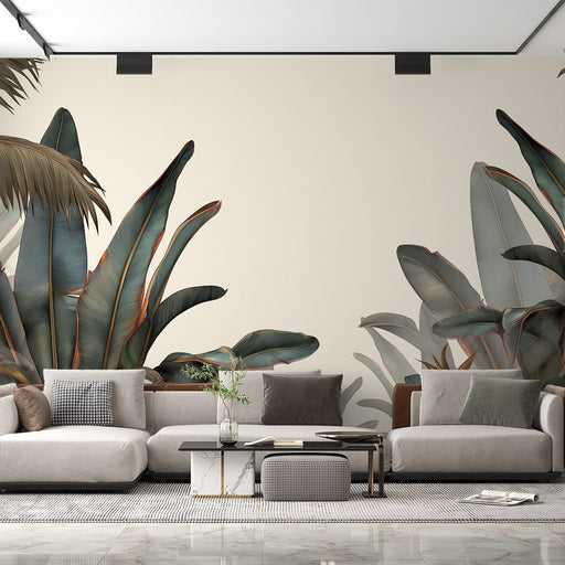 Un salon moderne avec un papier peint tropical représentant de grandes feuilles exotiques aux teintes vertes et rouges sur fond beige, créant une atmosphère apaisante et naturelle.