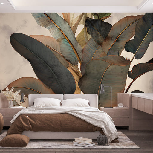 Une chambre élégante avec un papier peint tropical représentant de grandes feuilles aux teintes sombres et dorées, créant une atmosphère chaleureuse et apaisante.