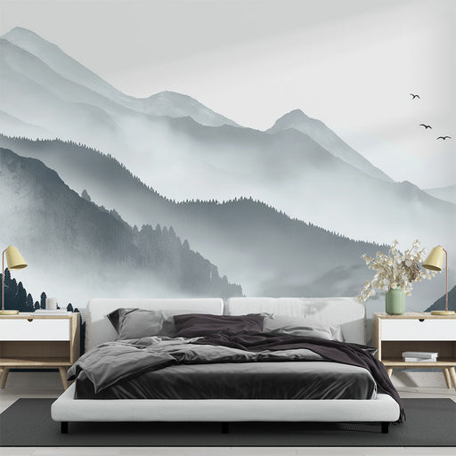 Une chambre moderne avec un papier peint représentant des montagnes en dégradé de gris, créant une atmosphère sereine et apaisante.