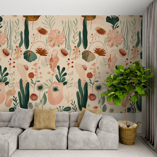 Un salon moderne avec un papier peint floral aux teintes douces de rose et vert sur fond beige, créant une ambiance chaleureuse et accueillante.