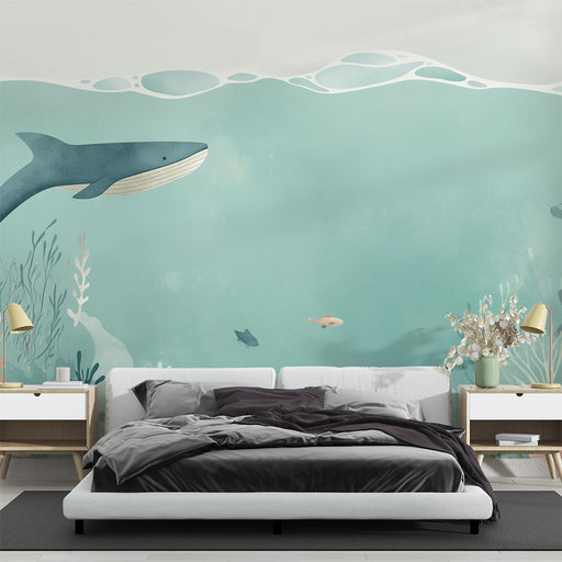 Une chambre apaisante avec un papier peint aquatique représentant une baleine et des coraux sur fond turquoise, évoquant une ambiance marine et sereine.