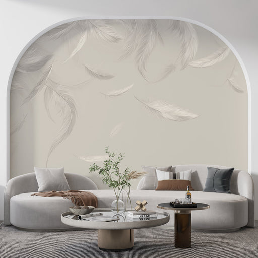 Un salon moderne avec un papier peint délicat représentant des plumes grises sur fond beige, créant une ambiance apaisante et élégante.