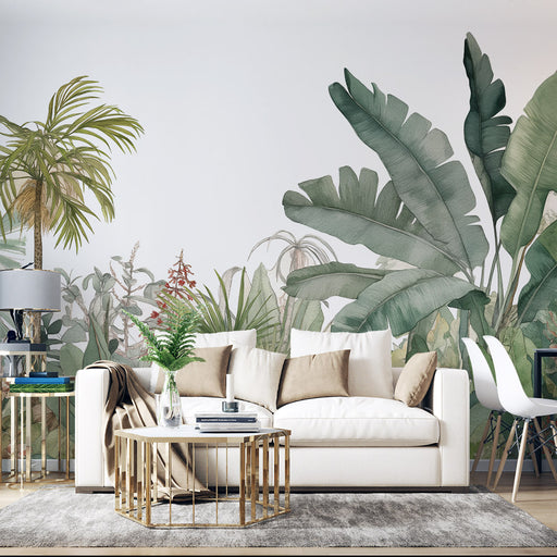 Un salon moderne avec un papier peint tropical représentant de grandes feuilles vertes et des plantes exotiques, créant une ambiance apaisante et naturelle.