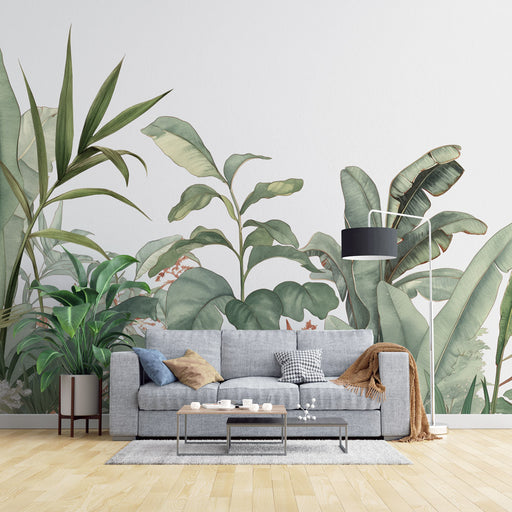 Un salon lumineux avec un papier peint tropical représentant de grandes feuilles vertes sur fond clair, créant une atmosphère naturelle et apaisante.