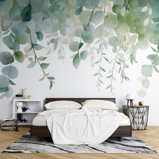 Une chambre apaisante avec un papier peint illustrant des feuilles délicates dans des nuances de vert et bleu, créant une ambiance naturelle et sereine.