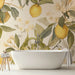 Une salle de bain élégante avec un papier peint floral représentant des citrons et des fleurs sur fond doux, créant une atmosphère fraîche et apaisante.