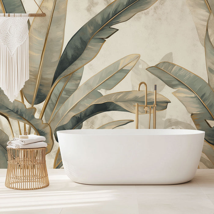 Une salle de bain élégante avec un papier peint tropical aux grandes feuilles vertes et dorées sur fond beige, créant une ambiance apaisante et naturelle.