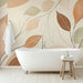 Une salle de bain élégante avec un papier peint aux motifs de feuilles dans des teintes douces de beige, marron et vert, créant une atmosphère apaisante et naturelle.