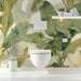 Papier peint feuilles de bananiers vertes pour salle de bain moderne et élégante