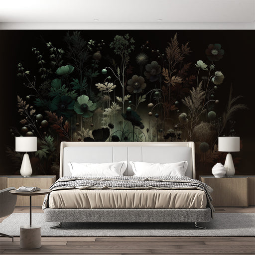 Une chambre moderne avec un papier peint floral sombre aux motifs délicats de fleurs et de feuillages, créant une ambiance mystérieuse et apaisante.