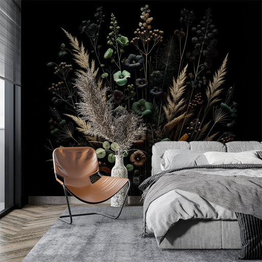 Une chambre moderne avec un papier peint floral sur fond noir, mettant en valeur des motifs de fleurs et de plantes aux teintes sombres et naturelles, créant une atmosphère élégante et mystérieuse.