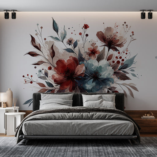 Une chambre moderne avec un papier peint floral aux teintes rouge et bleu, créant une ambiance artistique et chaleureuse.