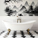 Une salle de bain élégante avec un papier peint noir et blanc représentant un paysage asiatique serein, évoquant une atmosphère zen et apaisante.