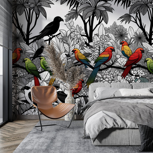 Une chambre moderne avec un papier peint tropical en noir et blanc illustrant des oiseaux colorés et des feuillages luxuriants, créant une ambiance vivante et artistique.