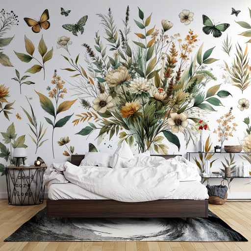 Une chambre lumineuse avec un papier peint floral aux motifs de fleurs et de papillons dans des teintes douces de vert et beige, créant une atmosphère apaisante et naturelle.