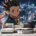Papier peint mural animé avec personnage de manga et paysage urbain nocturne pour salon moderne.
