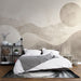 Papier peint mural brun avec motifs abstraits et formes géométriques pour chambre moderne.