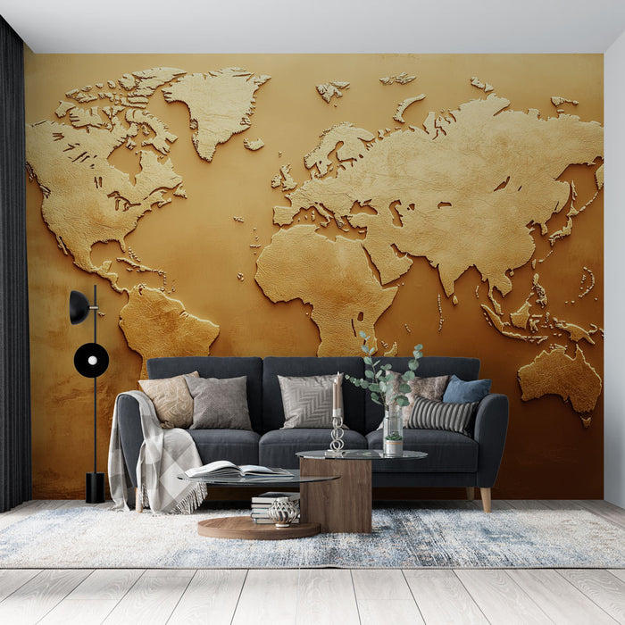 Papier peint carte du monde dorée pour salon moderne avec canapé gris et décoration élégante