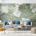 Papier peint vert floral avec motifs de feuilles et fleurs blanches pour salon moderne