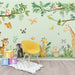 Papier peint jungle vert avec animaux de la savane pour chambre d'enfant.