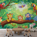 Papier peint jungle coloré avec tigre, singes et perroquets pour chambre d'enfant.