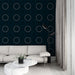 Papier peint bleu marine avec motifs octogonaux blancs pour salon moderne et élégant