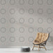 Papier peint moderne gris avec motifs octogonaux noirs et roses pour salon contemporain