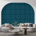 Papier peint bleu foncé avec motifs octogonaux pour salon moderne et élégant