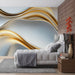 Papier peint moderne avec motifs ondulés dorés et argentés pour chambre élégante