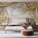Papier peint abstrait beige et doré avec motifs tourbillonnants pour chambre moderne et élégante