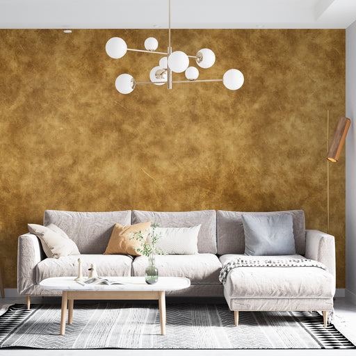 Un salon moderne avec un papier peint texturé doré aux nuances chaudes créant une ambiance élégante et accueillante.