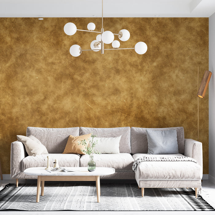 Un salon moderne avec un papier peint texturé doré aux nuances chaudes créant une ambiance élégante et accueillante.