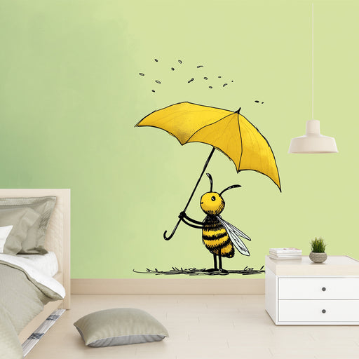 Une chambre moderne avec un papier peint illustratif représentant une abeille joyeuse tenant un parapluie jaune sur un fond vert doux, créant une ambiance ludique et chaleureuse.