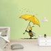 Une chambre moderne avec un papier peint illustratif représentant une abeille joyeuse tenant un parapluie jaune sur un fond vert doux, créant une ambiance ludique et chaleureuse.