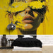 Papier peint artistique abstrait avec visage et touches de jaune éclatantes pour décoration murale moderne.