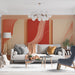 Un salon moderne avec un papier peint aux teintes chaudes et abstraites, mêlant rouge et beige, créant une atmosphère accueillante et dynamique.