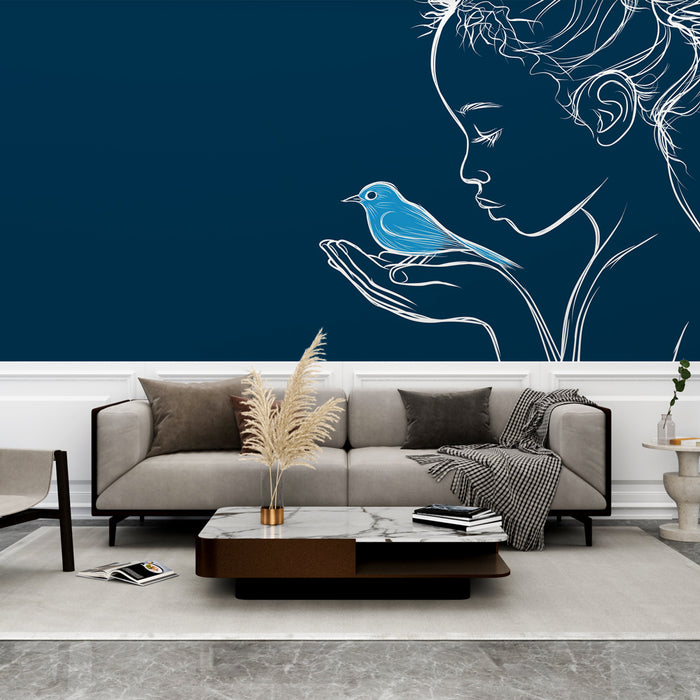 Un salon contemporain avec un papier peint bleu nuit illustrant le profil d'une femme et un oiseau stylisé, créant une ambiance artistique et poétique.