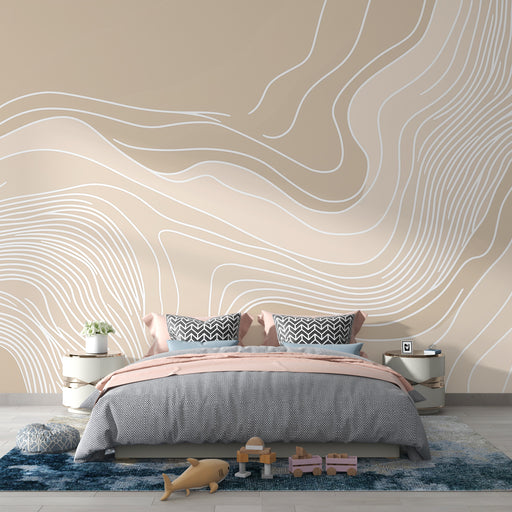 Papier peint abstrait beige avec des lignes fluides et ondulantes en arrière-plan, créé pour ajouter douceur et mouvement, mis en scène dans une chambre apaisante avec des meubles en bois clair et une décoration minimaliste, Meilleures ventes,Papier peint chambre adulte,Papier peint abstrait,Papier peint salon,Papier peint salle de bain,Papier peint cuisine,LePapierPeint