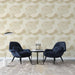 Un salon moderne avec un papier peint abstrait aux motifs ondulés beige et crème créant une atmosphère douce et chaleureuse.